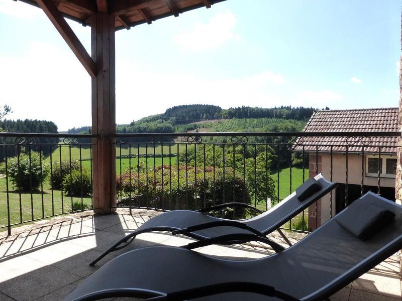 Gîte \'La Montagne\' à Thizy-les-Bourgs - La Chapelle de Mardore - proximité du Lac des Sapins, en Haut Beaujolais dans le Rhône : repos sur la terrasse.