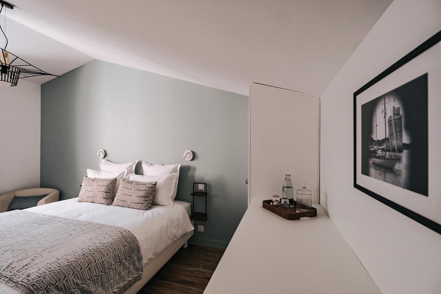 Une chambre avec un lit double.