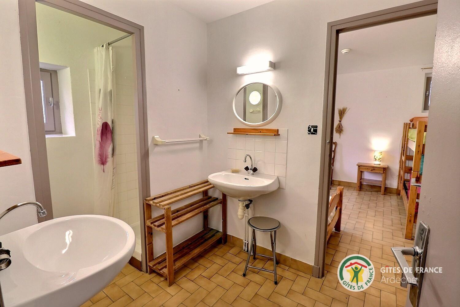 Salle d'eau commune à la chambre Aguyane et Vach'Room