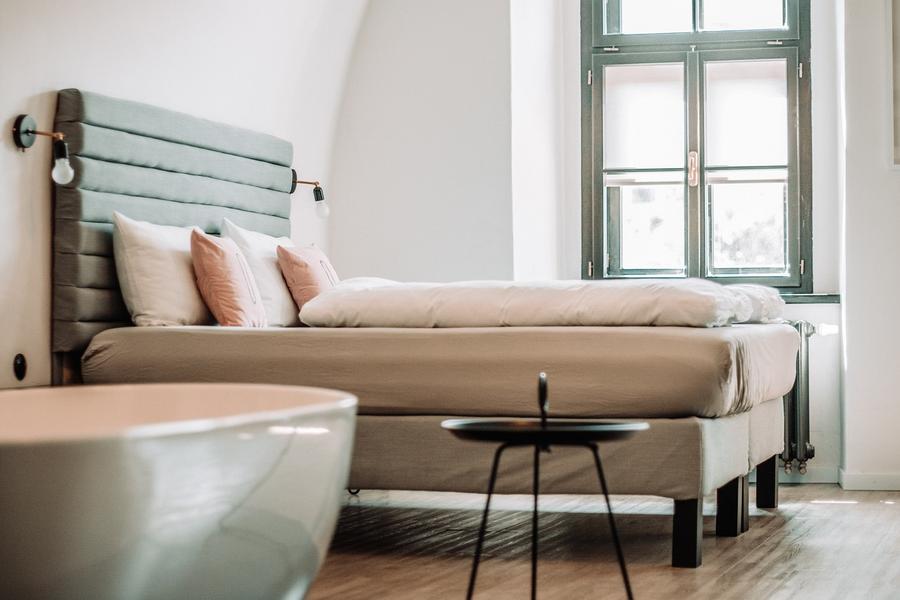 Chambre d'hôtel avec lit double