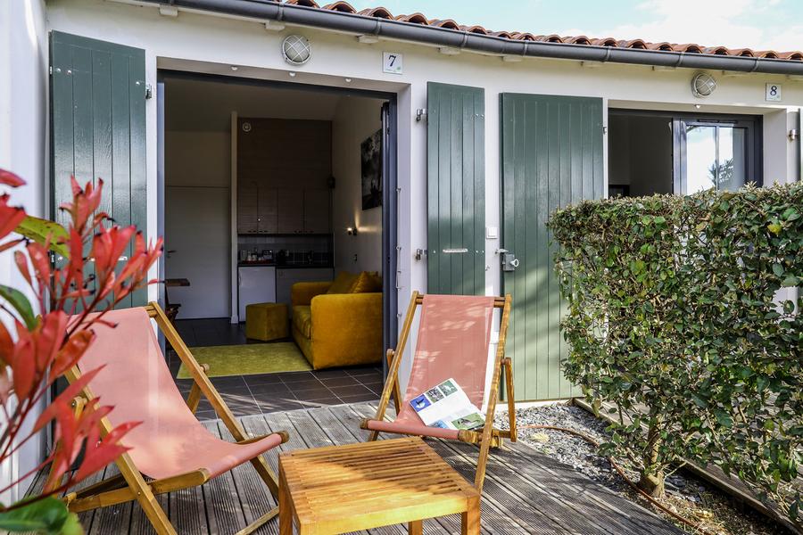 Terrasse et intérieur de la suite « Côté jardin »