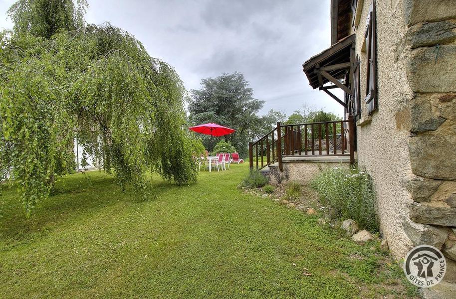 Le Gîte du Cèdre Bleu à Ronno, proximité immédiate du Lac des Sapins en Haut Beaujolais, dans le Rhône : jardin et terrasse.