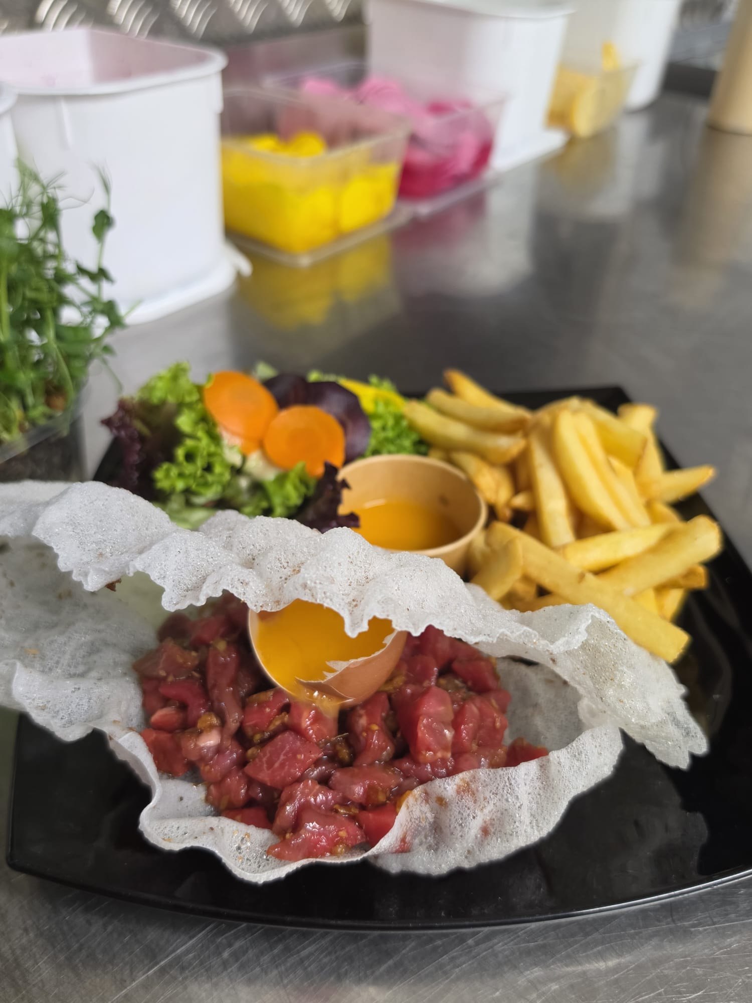 Tartare coupé au couteau à assaisonner