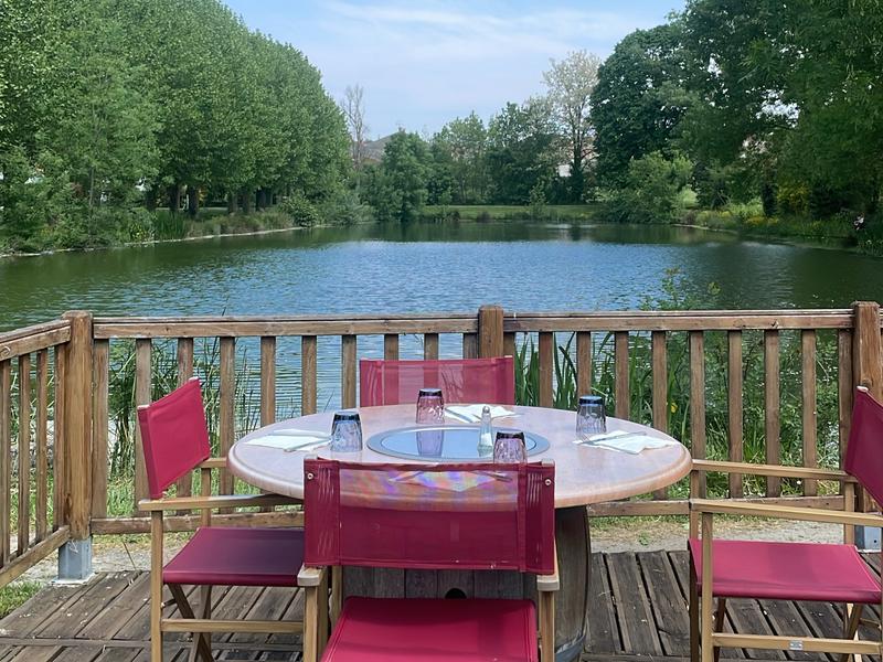 En terrasse en été
