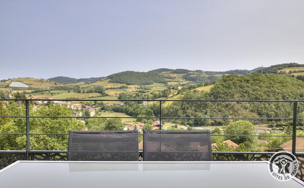 Gîte/maison de vacances indépendante \'La Belle Vie Là!\' à Saint-Forgeux (Rhône, Beaujolais, proximité Tarare et Lac des Sapins) : vue sur les Monts du Beaujolais.