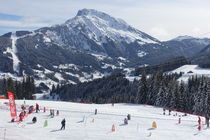 Beginners' area with snow wire and ski lift - Abondance
