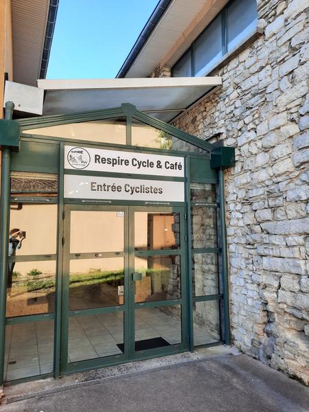 Respire Cycle & Café - Morestel - Balcons du Dauphiné - le long de l'itinéraire ViaRhôna