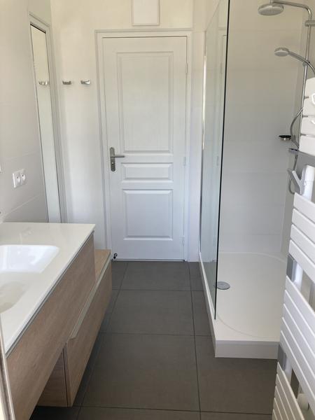 refaite en avril 2021, avec douche et meuble vasque