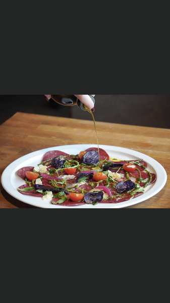 Pizza avec filet d'huile versé