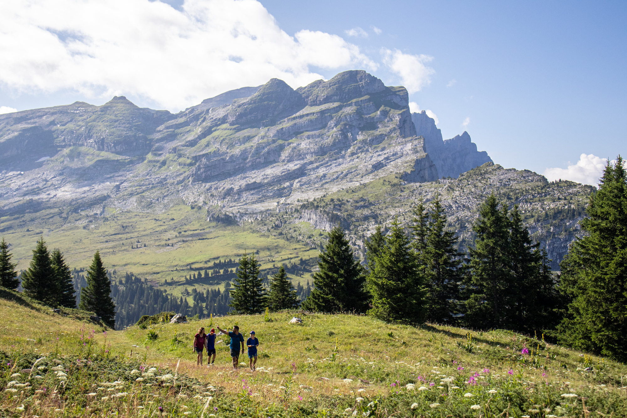 Familie wandelend op het pad met de berg Aujon op de achtergrond