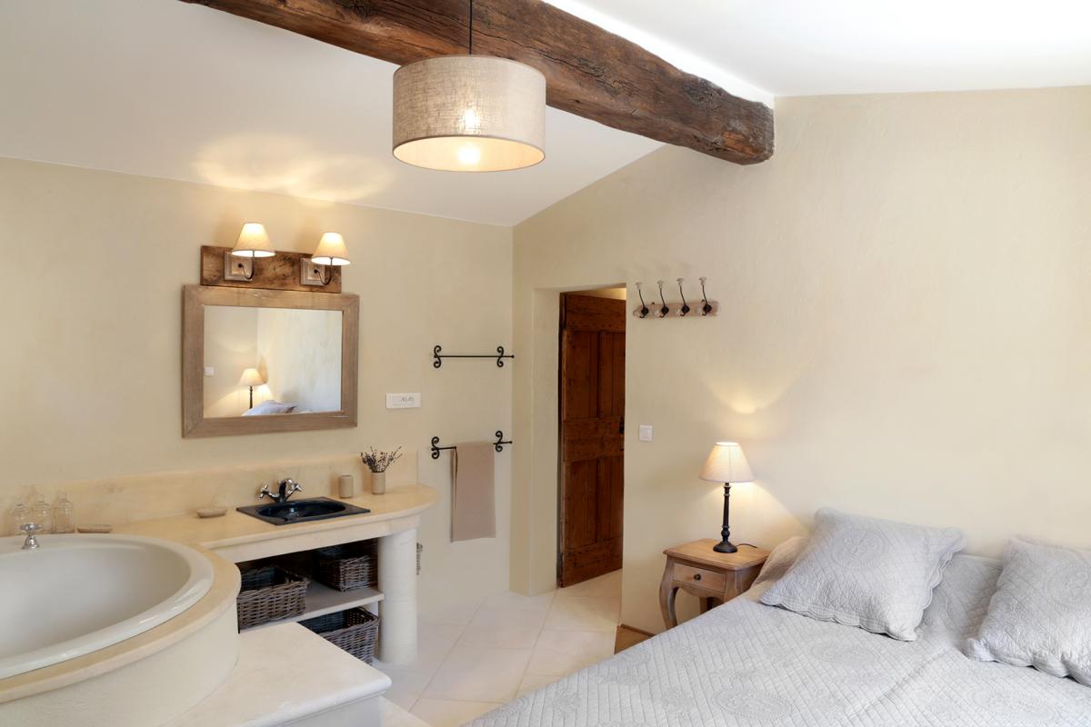 Chambre parentale avec sa terrasse - baignoire d'angle - terrasse-vue sur la vallée