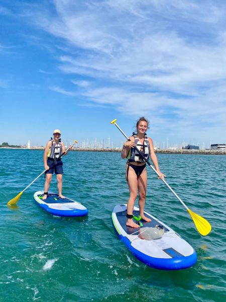 Un homme et une femme, chacun sur un paddle.