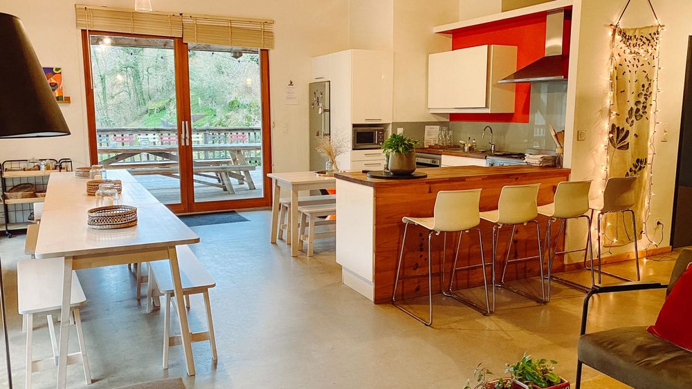 Cuisine, bar et espace repas