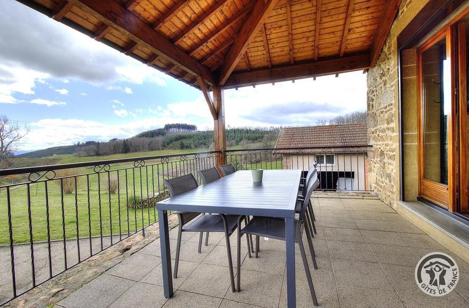 Gîte \'La Montagne\' à Thizy-les-Bourgs - La Chapelle de Mardore - proximité du Lac des Sapins, en Haut Beaujolais dans le Rhône : la terrasse avec jolie vue.