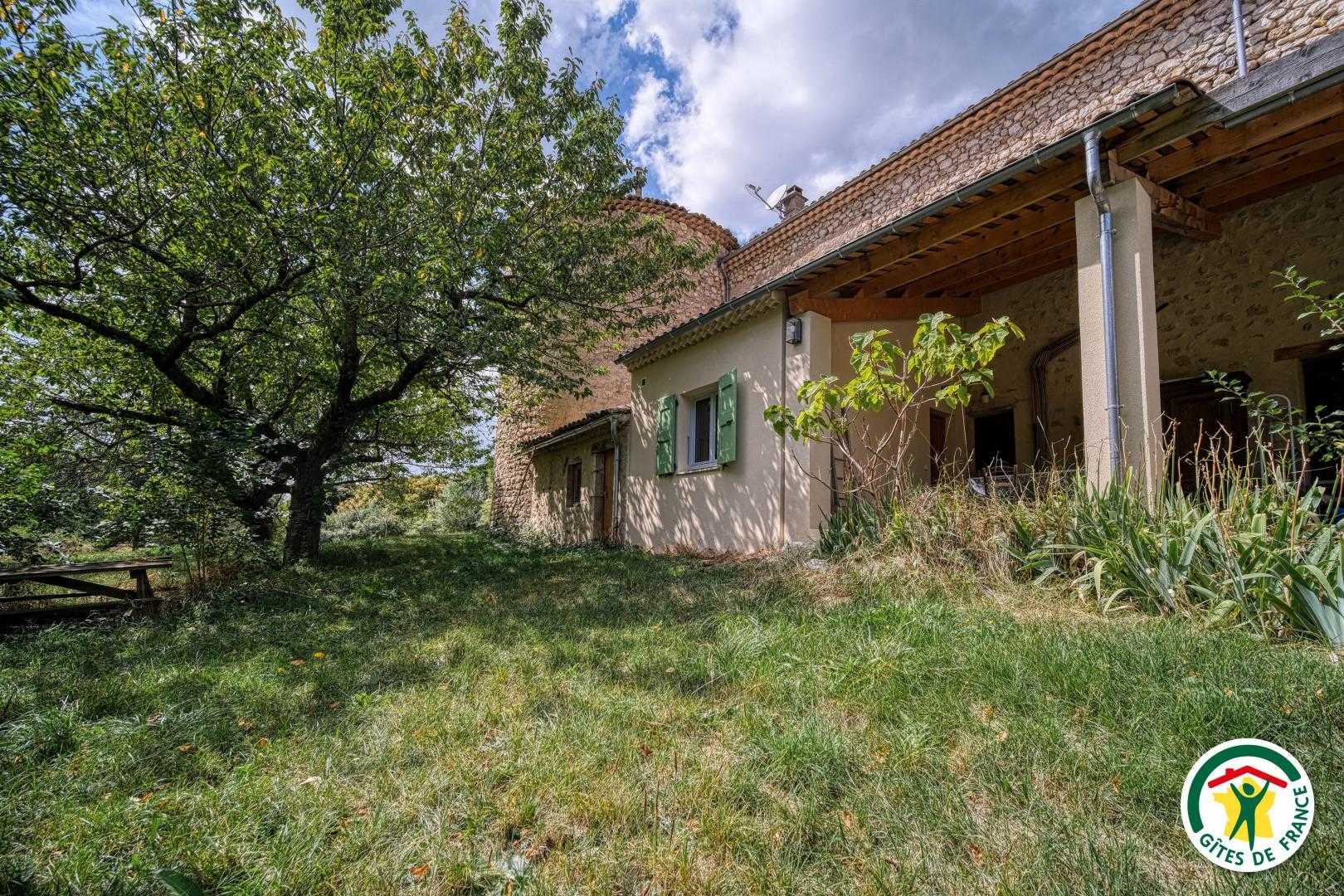 Arrière du gîte, auvent, accès indépendant à la chambre 'Pastorale'