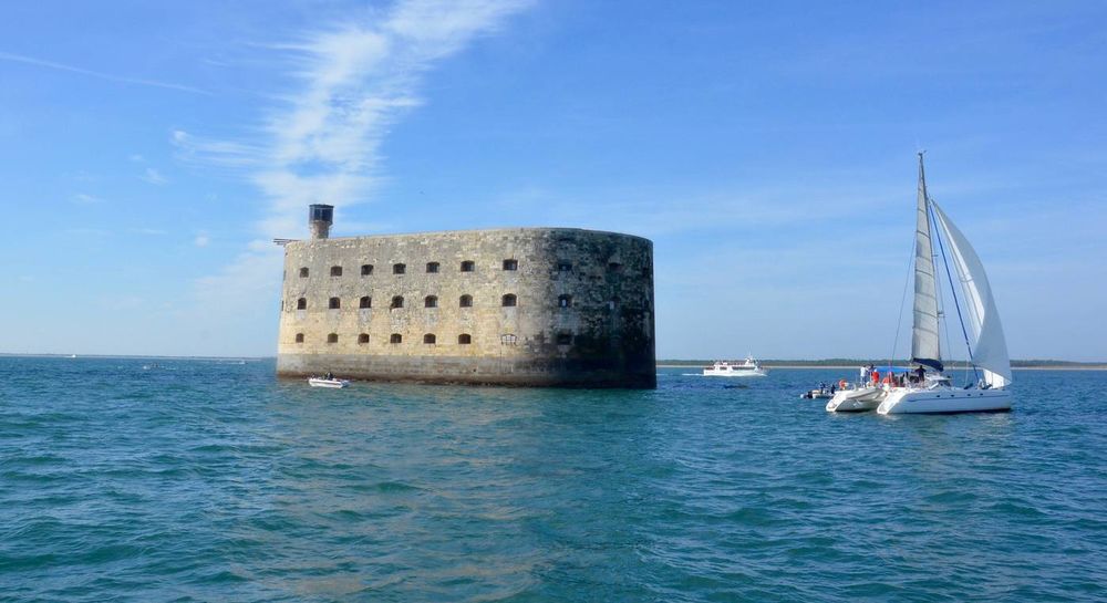 Vue du Fort avec catamaran en arrière plan