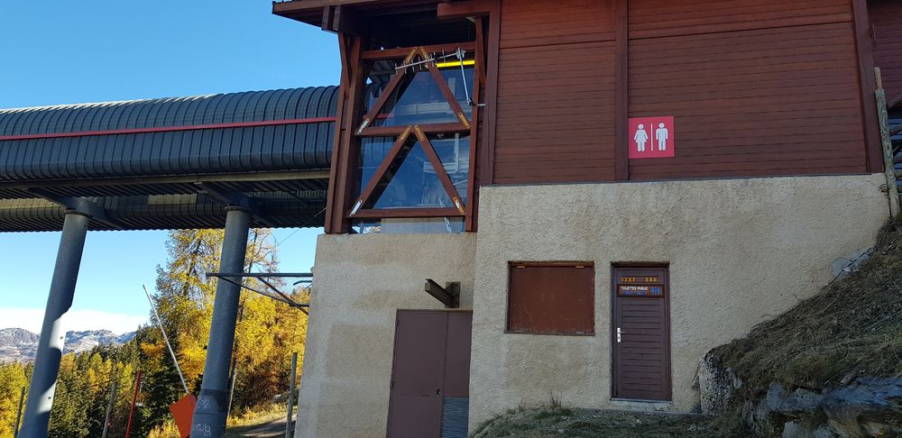 Toilettes publiques à l'arrivée du téélcabine du Lac Noir