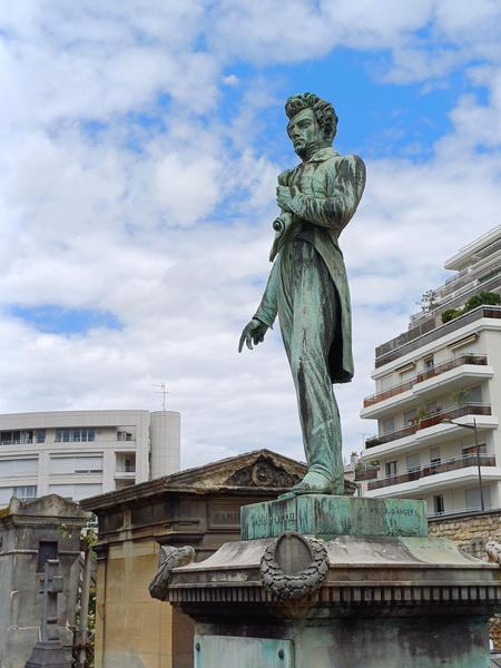 Monument à Armand Carrel dans le cimetière nord de Saint-Mandé 