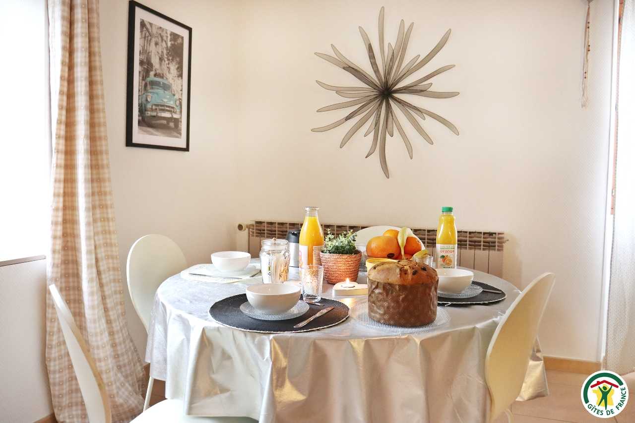 séjour avec espace repas et coin salon TV