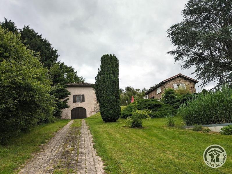 Le Gîte du Cèdre Bleu à Ronno, proximité immédiate du Lac des Sapins en Haut Beaujolais, dans le Rhône : le gîte à gauche et maison des propriétaires à droite.