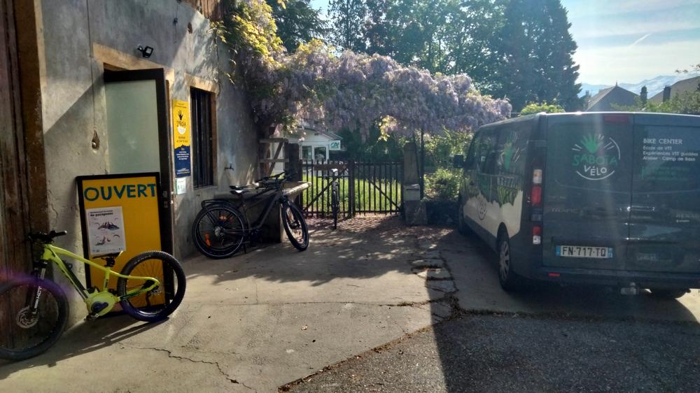 Devanture du camp de base Saboïa Vélo à Saint Pierre d'Albigny