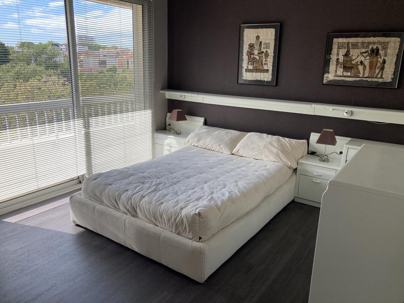 Chambre double de 17 m2 avec rangements et lit en 140