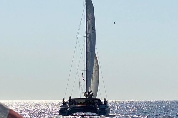Catamaran à voile dans les îles du Frioul. Départ Mucem