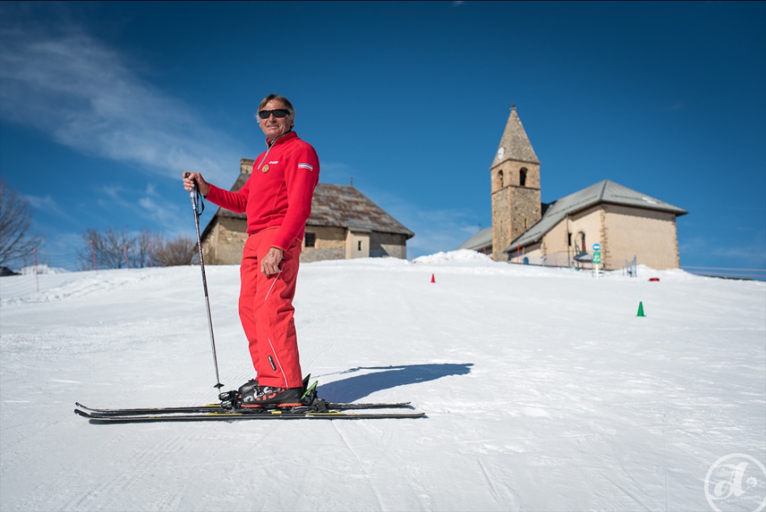 Moniteur de ski ESF Albiez devant le clocher du village