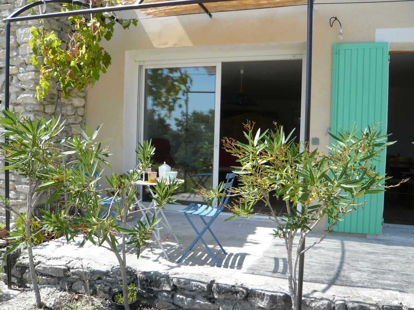 Petit déjeuner sur la terrasse, sous la treille