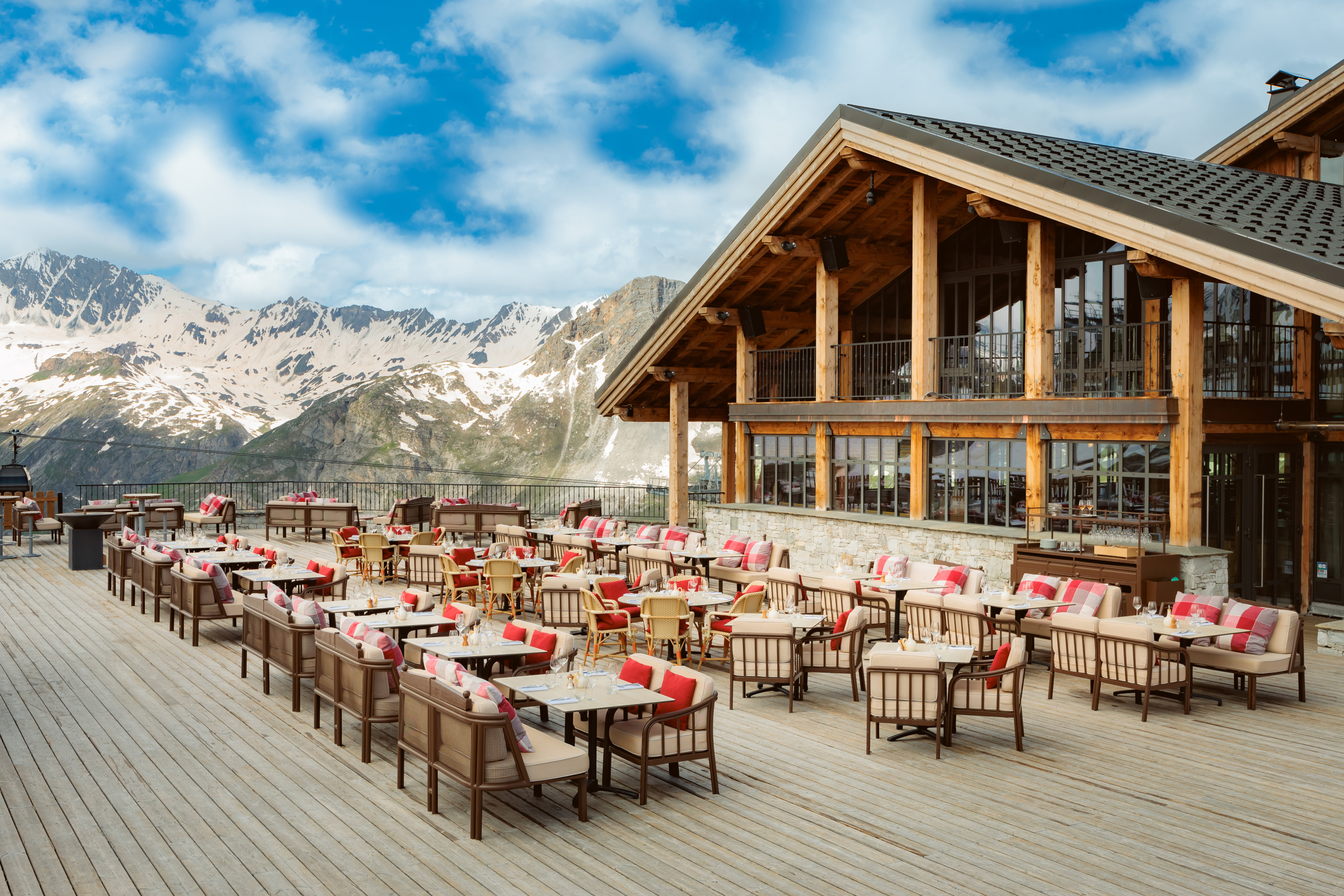 Terrasse du Refuge de Solaise de Val d'Isère en été