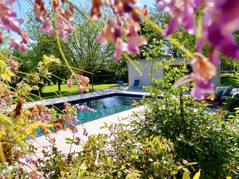 Piscine au milieu des fleurs