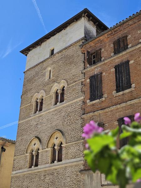 Bulles d'histoires : découvrez la fontaine du Thouron et la tour d'Arles
