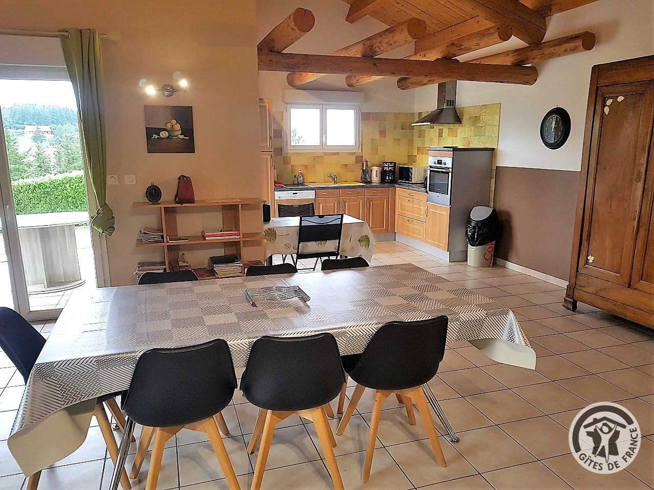 îte Le Sabot, Les Haies (Rhône,  Parc naturel Régional du Pilat - proximité Vienne et Condrieu): espaces repas et  cuisine (rez-de-chaussée).