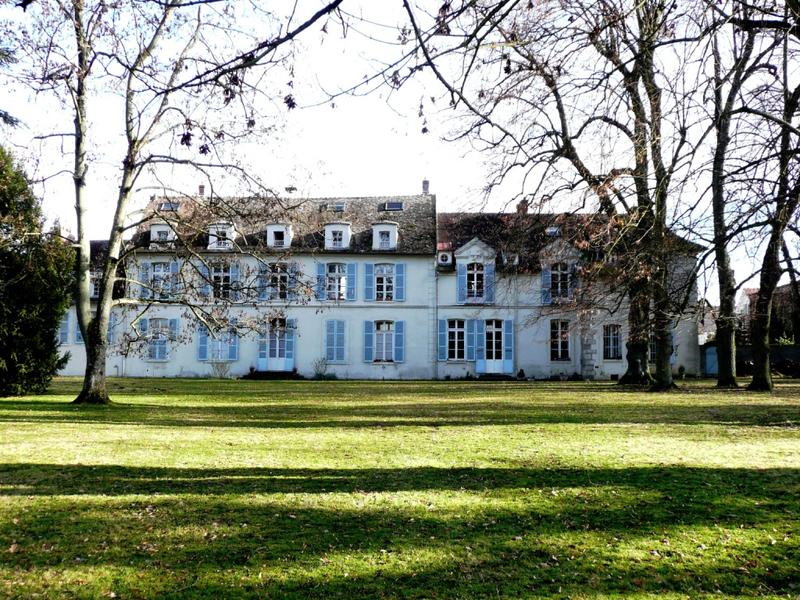 Vue coté jardin du Château de Cheptainville