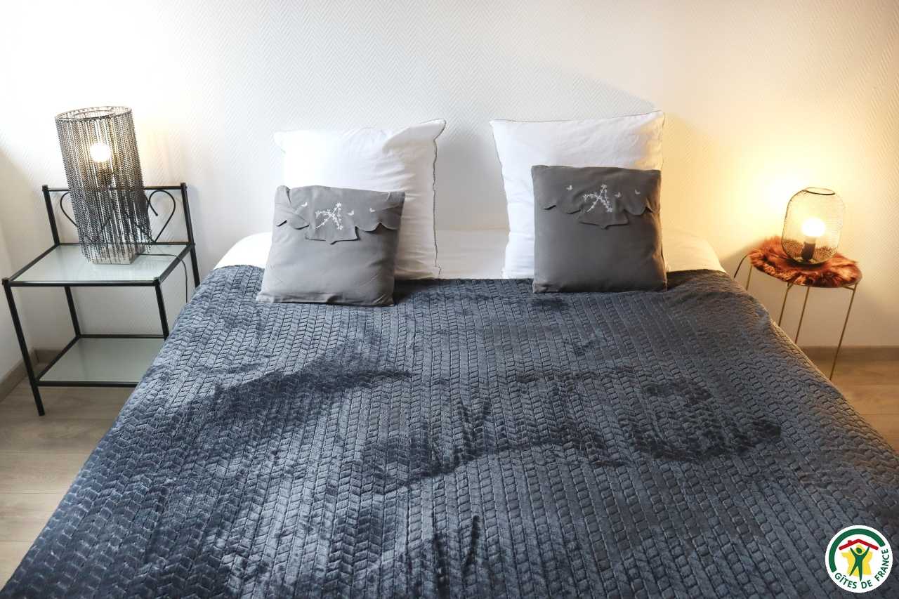 chambre avec un lit double (1x160) et rangements
