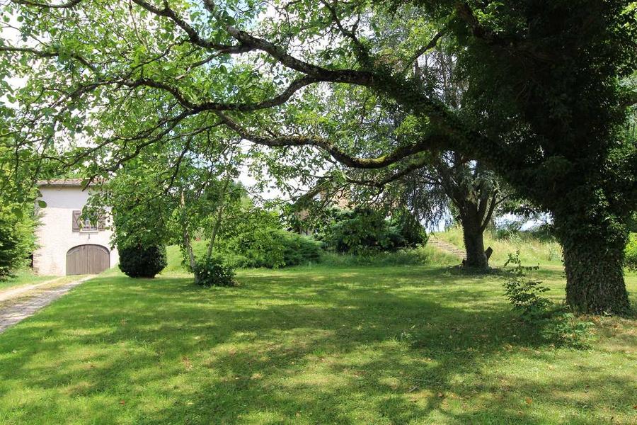 Le Gîte du Cèdre Bleu à Ronno, proximité immédiate du Lac des Sapins en Haut Beaujolais, dans le Rhône : l\'accès au gîte et cèdre bleu.