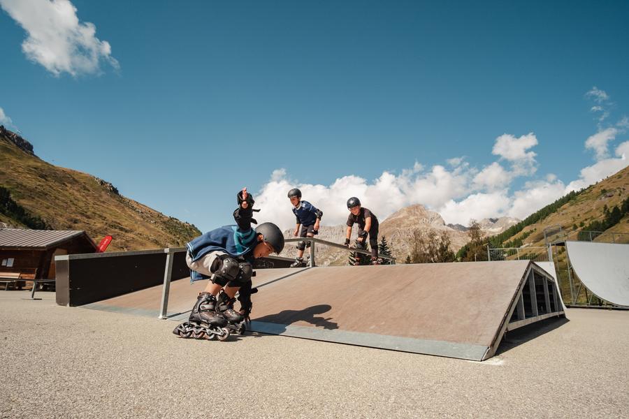 Enfants qui s'amusent sur le skate park de Val d'Isère dans la vallée du Manchet