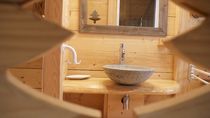 Zoom sur salle de bains avec lavabo en pierre et bois