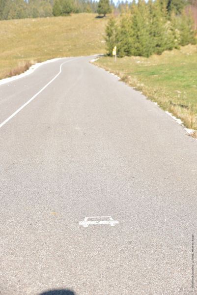 pictogramme voiture à suivre à vélo