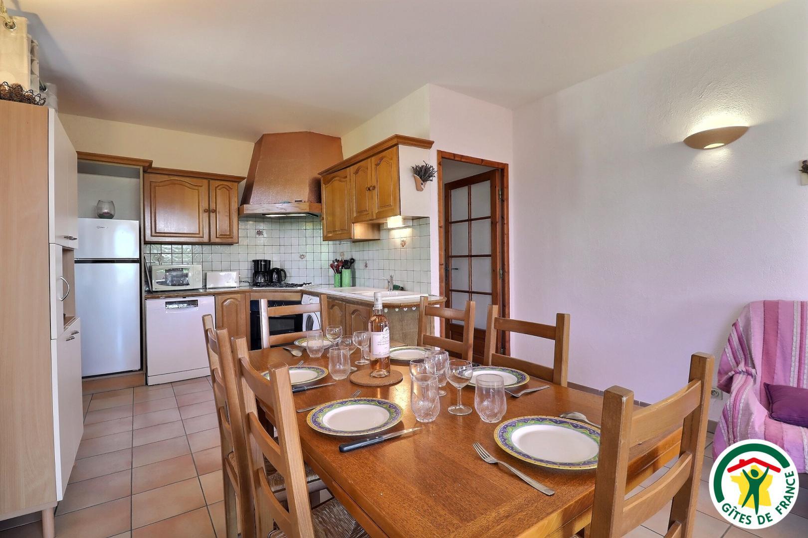 Pièce à vivre : espace repas et cuisine