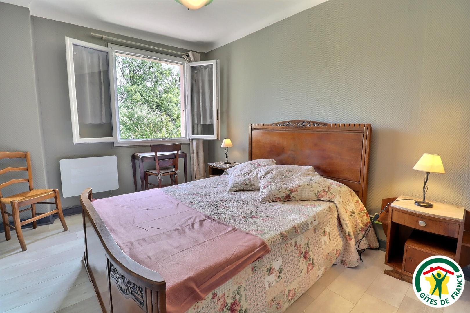 Chambre avec un lit double (1x140x190)