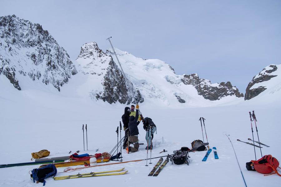 - © Mireille Coulon, Parc national de Ecrins. suivi glacier Mireille coulon - © Mireille Coulon, Parc national de Ecrins.