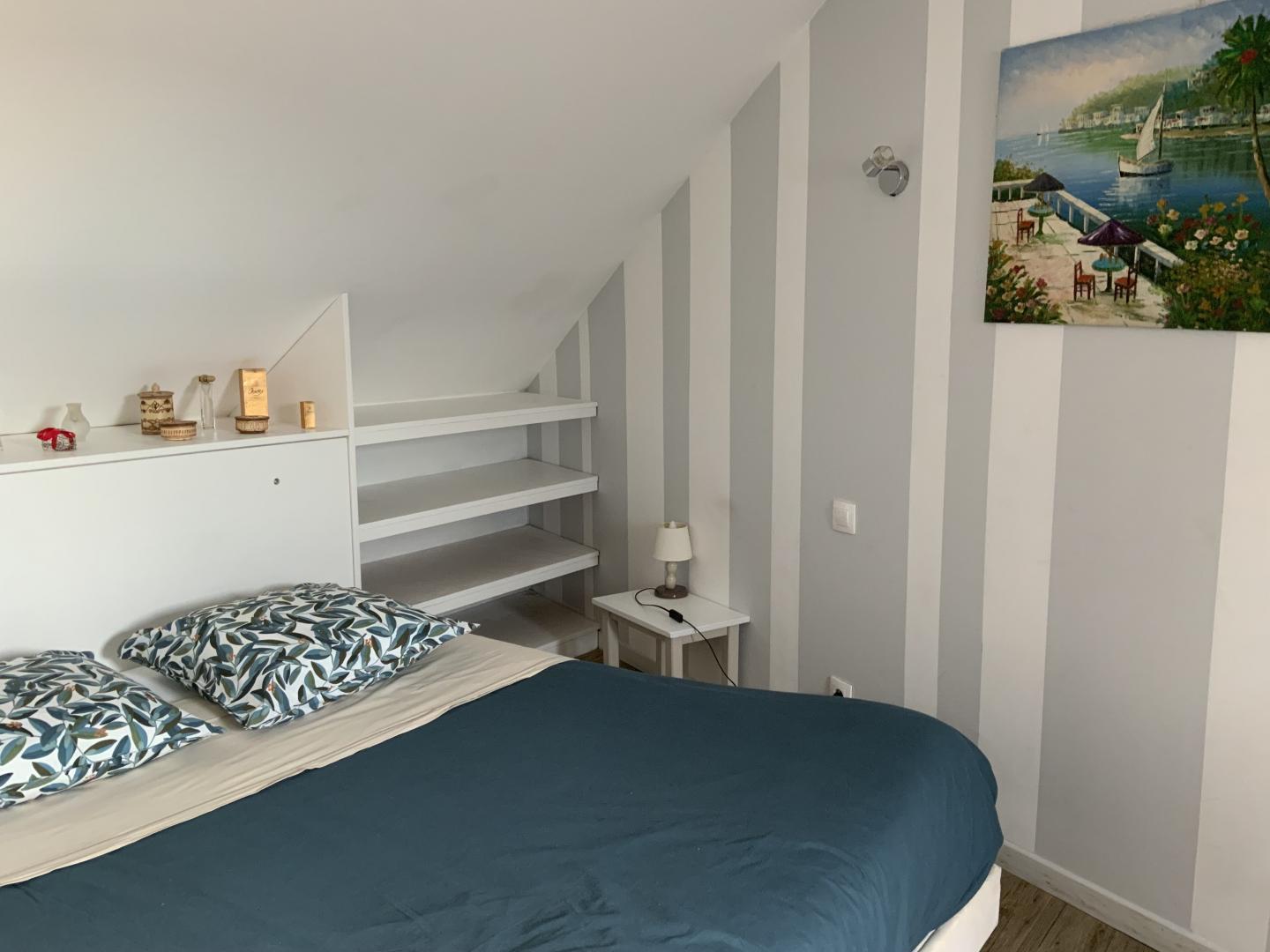 Chambre parentale (lit 160X200) éclairée  par fenêtre  toit
