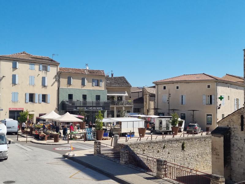 Marché sur la place en face de léglise