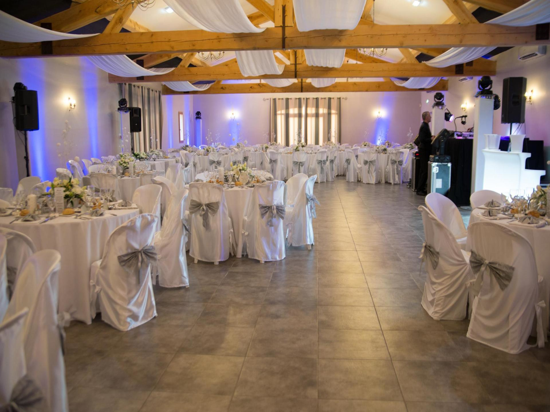 Tables rondes et déco blanche ou colorée pour un mariage au Mas de  Jonquerolles - Location salle de réception Saint Rémy de Provence - Mas de  Jonquerolles