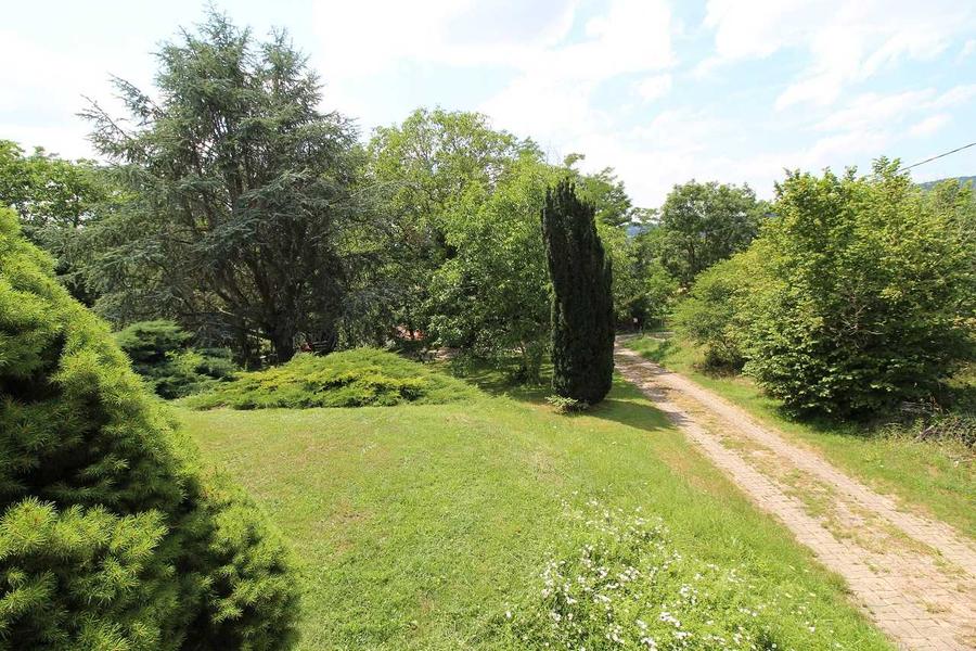 Le Gîte du Cèdre Bleu à Ronno, proximité immédiate du Lac des Sapins en Haut Beaujolais, dans le Rhône : l\'accès au gîte.