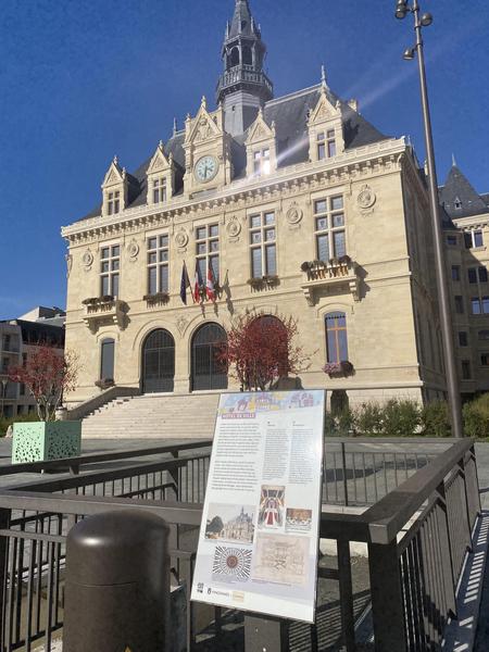 Panneau du patrimoine devant l'hôtel de ville de Vincennes 