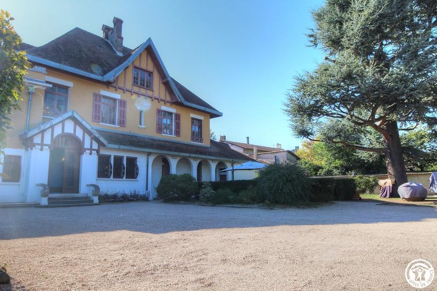 Cour privative devant le gîte servant de stationnement pour les véhicules Cour privative devant le gîte servant de stationnement pour les véhicules