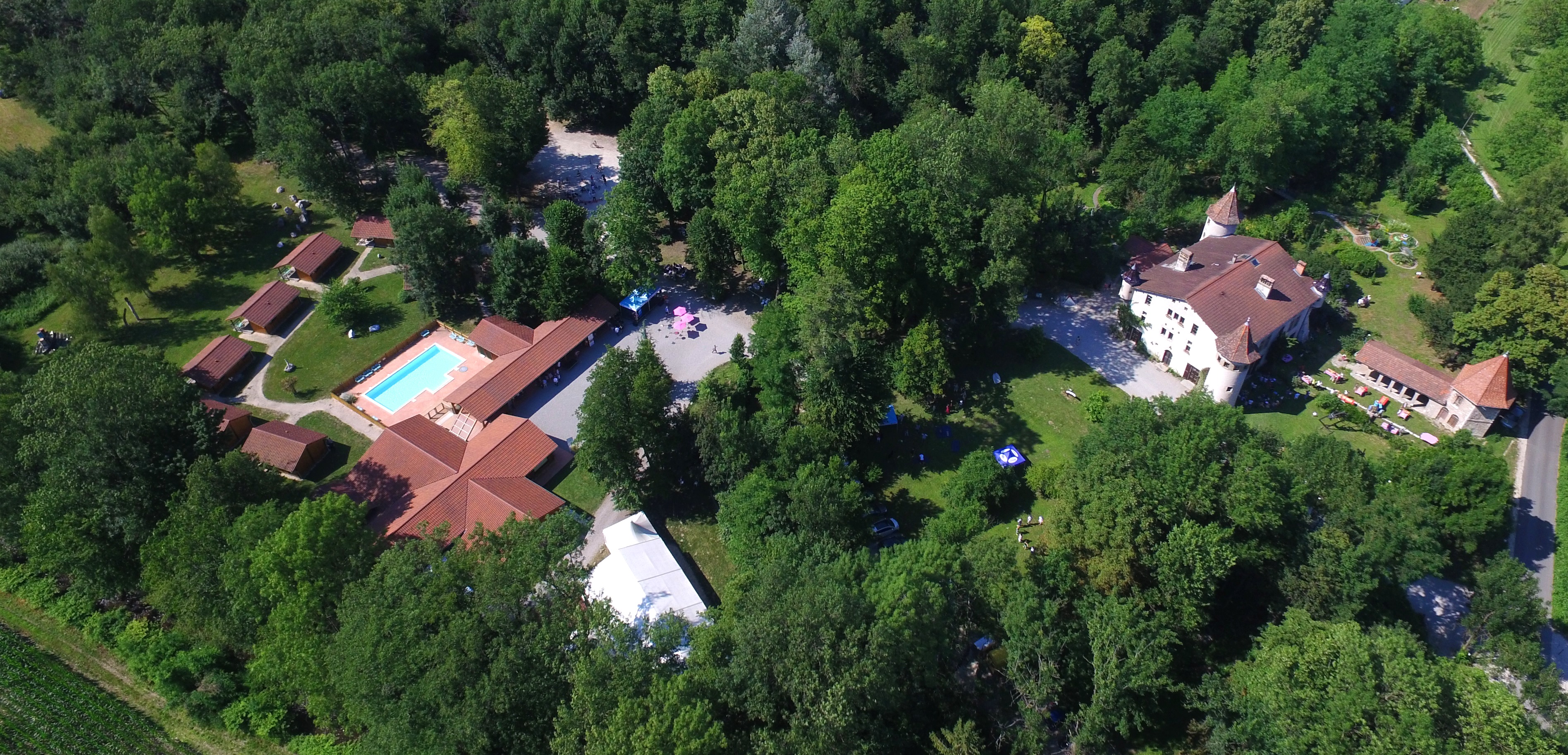 Une vue aérienne sur Domaine permet d'apprécier sa grandeur, son environnement boisé et les nombreuses installations proposées