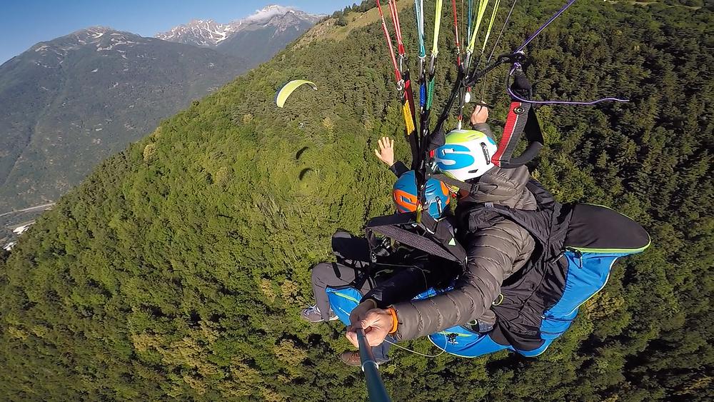 Vol à plusieurs en parapente biplace l'été